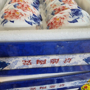 🌸 CHÉN CƠM SỨ XƯƠNG – HOA MẪU ĐƠN CAO CẤP 🌸 Mang vẻ đẹp tinh tế từ làng gốm trứ danh Cảnh Đức Trấn, sản phẩm chén cơm sứ xương họa tiết hoa mẫu đơn không chỉ là vật dụng, mà còn là điểm nhấn sang trọng cho mỗi bữa ăn. ✨ Chất liệu sứ xương cao cấp Mỏng nhẹ, trắng ngà tự nhiên Độ bền cao, khó nứt vỡ hơn sứ thường An toàn cho sức khỏe, không chì độc hại 🌺 Họa tiết hoa mẫu đơn – biểu tượng phú quý Nét vẽ thủ công tinh xảo Màu sắc trang nhã, không phai theo thời gian Mang ý nghĩa may mắn, sung túc cho gia đình 🍚 Thiết kế tiện dụng Kích thước chuẩn chén cơm Việt Cầm chắc tay, dễ vệ sinh Phù hợp dùng hằng ngày hoặc làm quà tặng sang trọng 💎 Một chiếc chén đẹp không chỉ nâng tầm bữa ăn, mà còn thể hiện gu thẩm mỹ của gia chủ. 📩 Inbox ngay để được tư vấn và chọn mẫu đẹp nhất!