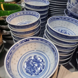 CHÉN SỨ HỌA TIẾT HẠT DƯA – TỐI GIẢN NHƯNG KHÔNG ĐƠN GIẢN Lấy cảm hứng từ những đường nét tự nhiên, thiết kế “hạt dưa” tạo nên hiệu ứng ánh sáng rất đặc biệt khi sử dụng. Nguồn sứ đến từ Cảnh Đức Trấn – nơi nổi tiếng với những dòng sứ tinh xảo. ✨ Bề mặt chạm nổi tinh tế ✨ Men sứ mịn, sáng, dùng lâu không ám màu ✨ Cầm chắc tay – cảm giác khác biệt so với chén trơn 👉 Một chiếc chén nhỏ, nhưng nâng tầm cả bàn ăn 🎁 Phù hợp: Gia đình thích sự tinh tế Làm quà tặng đơn giản mà sang