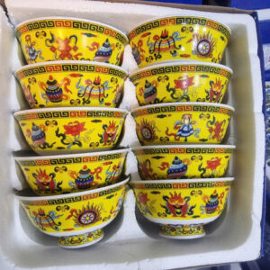 “Chén cơm sứ xương họa tiết bát bảo” là một loại chén ăn cao cấp, thường dùng trong gia đình hoặc nhà hàng sang trọng. Mình giải thích rõ từng phần để bạn dễ hình dung: 🥣 Sứ xương (Bone China) là gì? Là loại sứ cao cấp, có thành phần tro xương (thường là xương bò) Đặc điểm: Mỏng nhẹ nhưng rất bền Màu trắng ngà, hơi trong khi soi sáng Ít bám bẩn, dễ vệ sinh Cách nhiệt tốt, cầm không quá nóng 🏮 Họa tiết “Bát Bảo” là gì? “Bát bảo” (八宝) nghĩa là 8 món bảo vật, thường thấy trong văn hóa Á Đông (đặc biệt Trung Hoa – Việt Nam). Tùy biến thể, nhưng thường gồm các biểu tượng mang ý nghĩa: Phú quý Trường thọ Bình an May mắn Tài lộc Các hình vẽ có thể là: đồng tiền, bình hồ lô, quạt, sách, kiếm, hoa sen, ngọc, v.v. ✨ Đặc điểm của chén cơm sứ xương bát bảo Kiểu dáng: nhỏ gọn, miệng tròn, lòng sâu vừa phải Hoa văn: vẽ hoặc in tinh xảo, thường có viền vàng hoặc màu đỏ/xanh truyền thống Phù hợp: Dùng hàng ngày nhưng vẫn sang Tiệc, nhà hàng, bàn ăn kiểu Á Làm quà tặng