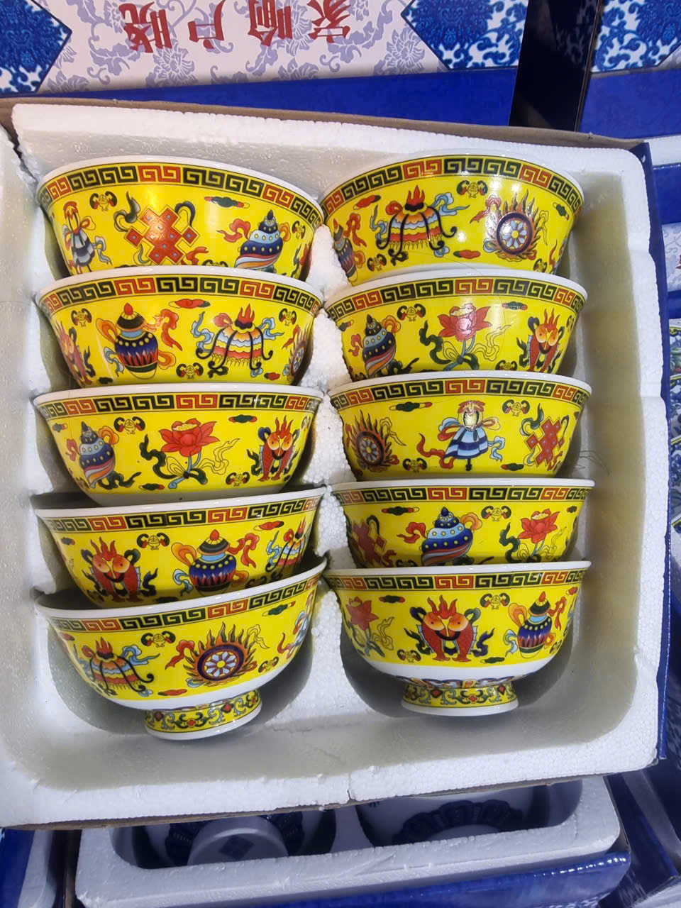 “Chén cơm sứ xương họa tiết bát bảo” là một loại chén ăn cao cấp, thường dùng trong gia đình hoặc nhà hàng sang trọng. Mình giải thích rõ từng phần để bạn dễ hình dung: 🥣 Sứ xương (Bone China) là gì? Là loại sứ cao cấp, có thành phần tro xương (thường là xương bò) Đặc điểm: Mỏng nhẹ nhưng rất bền Màu trắng ngà, hơi trong khi soi sáng Ít bám bẩn, dễ vệ sinh Cách nhiệt tốt, cầm không quá nóng 🏮 Họa tiết “Bát Bảo” là gì? “Bát bảo” (八宝) nghĩa là 8 món bảo vật, thường thấy trong văn hóa Á Đông (đặc biệt Trung Hoa – Việt Nam). Tùy biến thể, nhưng thường gồm các biểu tượng mang ý nghĩa: Phú quý Trường thọ Bình an May mắn Tài lộc Các hình vẽ có thể là: đồng tiền, bình hồ lô, quạt, sách, kiếm, hoa sen, ngọc, v.v. ✨ Đặc điểm của chén cơm sứ xương bát bảo Kiểu dáng: nhỏ gọn, miệng tròn, lòng sâu vừa phải Hoa văn: vẽ hoặc in tinh xảo, thường có viền vàng hoặc màu đỏ/xanh truyền thống Phù hợp: Dùng hàng ngày nhưng vẫn sang Tiệc, nhà hàng, bàn ăn kiểu Á Làm quà tặng