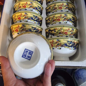 Giới thiệu sản phẩm 👉 “Đây là chén cơm sứ xương họa tiết rồng vàng – dòng cao cấp bên em đang bán rất chạy.” Chất liệu: Sứ xương cao cấp, mỏng nhẹ nhưng cực kỳ chắc → Cầm rất nhẹ tay, ăn cơm không bị nóng, dùng lâu không lo nứt mẻ Thiết kế: Họa tiết rồng vàng vẽ sắc nét → Tượng trưng cho may mắn – tài lộc – quyền lực, nhìn cực kỳ sang Màu sắc: Trắng ngà trong nhẹ đặc trưng → Lên mâm cơm nhìn nổi bật, nâng tầm bữa ăn gia đình Độ an toàn: Nung nhiệt cao → An toàn thực phẩm, dùng hàng ngày rất yên tâm 💬 Chốt cảm xúc 👉 “Ai thích kiểu sang trọng, tinh tế thì mẫu này nhìn là mê liền. Đặc biệt dùng tiếp khách hoặc làm quà biếu rất đẳng cấp.” 🔥 Chốt sale 👉 “Giá này mà dùng bền 5–10 năm, không lỗi mốt, tính ra quá lời luôn. Số lượng bên em có hạn, anh/chị chốt sớm giúp em nha!”