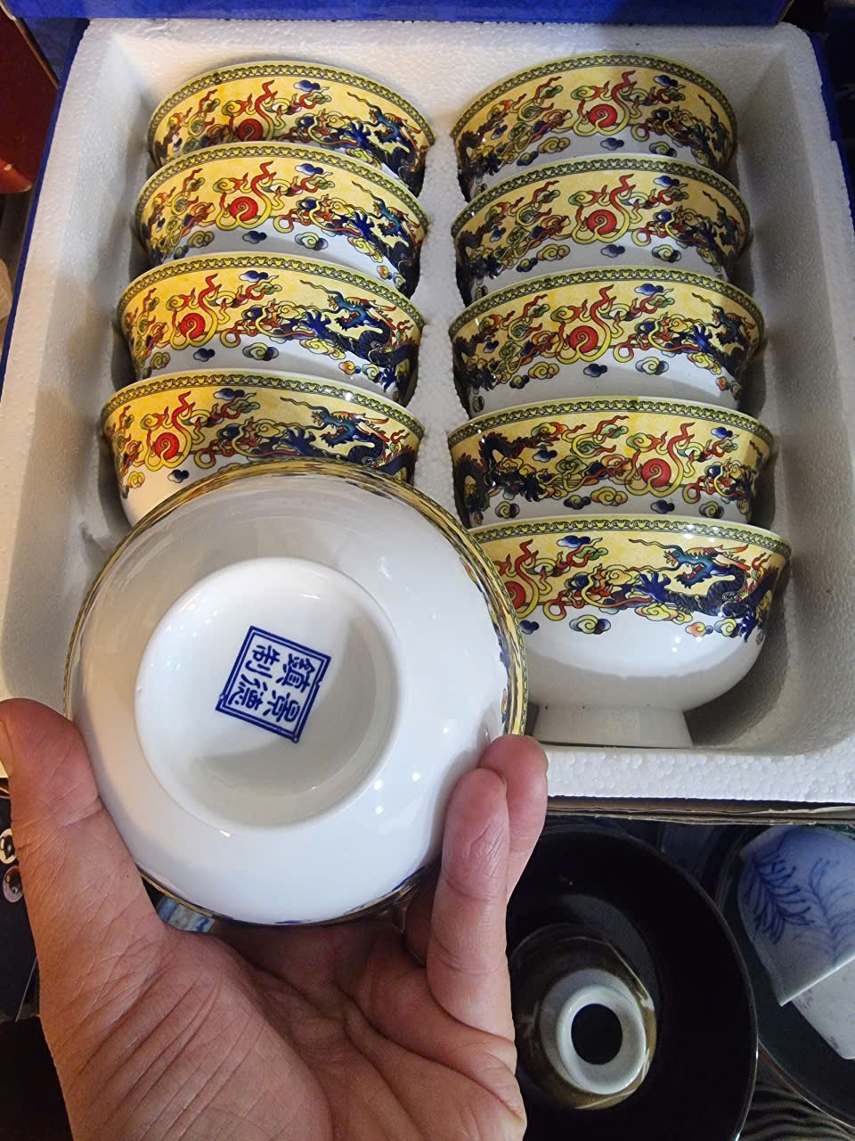 Giới thiệu sản phẩm 👉 “Đây là chén cơm sứ xương họa tiết rồng vàng – dòng cao cấp bên em đang bán rất chạy.” Chất liệu: Sứ xương cao cấp, mỏng nhẹ nhưng cực kỳ chắc → Cầm rất nhẹ tay, ăn cơm không bị nóng, dùng lâu không lo nứt mẻ Thiết kế: Họa tiết rồng vàng vẽ sắc nét → Tượng trưng cho may mắn – tài lộc – quyền lực, nhìn cực kỳ sang Màu sắc: Trắng ngà trong nhẹ đặc trưng → Lên mâm cơm nhìn nổi bật, nâng tầm bữa ăn gia đình Độ an toàn: Nung nhiệt cao → An toàn thực phẩm, dùng hàng ngày rất yên tâm 💬 Chốt cảm xúc 👉 “Ai thích kiểu sang trọng, tinh tế thì mẫu này nhìn là mê liền. Đặc biệt dùng tiếp khách hoặc làm quà biếu rất đẳng cấp.” 🔥 Chốt sale 👉 “Giá này mà dùng bền 5–10 năm, không lỗi mốt, tính ra quá lời luôn. Số lượng bên em có hạn, anh/chị chốt sớm giúp em nha!”