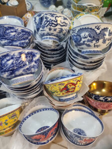 Tô sứ xương (bone china bowl) là loại tô ăn được làm từ sứ xương cao cấp, thường dùng để đựng canh, bún, phở hoặc cơm phần trong các gia đình và nhà hàng sang trọng. Sứ xương là gì? Sứ xương (Bone China) là dòng sứ có pha tro xương động vật (thường là xương bò), giúp: • Tăng độ bền nhưng vẫn mỏng nhẹ • Có màu trắng ngà, hơi trong • Cầm rất “đã tay”, không thô nặng như sứ thường Đặc điểm của tô sứ xương • Nhẹ hơn tô sứ thường → cầm lâu không mỏi • Bền, khó nứt vỡ nếu dùng đúng cách • Ít bám mùi và dầu mỡ • Bề mặt men mịn → dễ rửa sạch • Giữ nhiệt tốt nhưng không quá nóng tay 👉 Nhìn bằng mắt: • Thành tô mỏng • Khi đưa lên ánh sáng có thể hơi xuyên sáng Kiểu dáng & hoa văn phổ biến • Tô trắng trơn (tối giản, nhà hàng hay dùng) • Tô viền vàng / viền bạc (cao cấp) • Tô họa tiết cổ: o Bát bảo (may mắn) o Hoa sen (thanh tịnh) o Rồng phượng (sang trọng) • Tô phong cách hiện đại, Hàn – Nhật • Khi nào nên chọn tô sứ xương? • Muốn bàn ăn nhìn sang hơn • Dùng cho khách, tiệc • Làm quà tặng • Hoặc đơn giản là thích đồ nhẹ, đẹp, bền