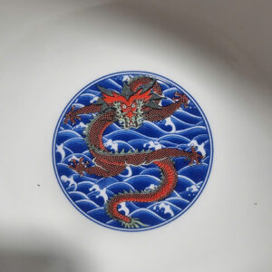 🔥 TÔ SỨ XƯƠNG CAO CẤP – RỒNG VÀNG UY NGHI 🔥 Tôn vinh vẻ đẹp truyền thống kết hợp tinh hoa hiện đại, tô sứ xương họa tiết rồng nền vàng là lựa chọn hoàn hảo cho không gian bàn ăn sang trọng. ✨ Điểm nổi bật: Chất liệu sứ xương cao cấp: Mỏng nhẹ, bền chắc, độ thấu quang đẹp mắt, an toàn cho sức khỏe. Họa tiết rồng vàng quyền uy: Biểu tượng của tài lộc, thịnh vượng và sức mạnh – mang lại may mắn cho gia chủ. Nền vàng sang trọng: Tăng thêm vẻ đẳng cấp, nổi bật trong mọi bữa ăn. Men sứ láng mịn: Dễ vệ sinh, hạn chế bám bẩn, sử dụng lâu dài vẫn sáng đẹp. 🍜 Công dụng: Dùng đựng cơm, canh, món ăn hằng ngày Phù hợp tiếp khách, đãi tiệc cao cấp Làm quà tặng ý nghĩa, sang trọng 💎 Không chỉ là một chiếc tô – mà là biểu tượng của đẳng cấp và phong thủy. 👉 Sở hữu ngay để nâng tầm không gian ẩm thực của bạn!