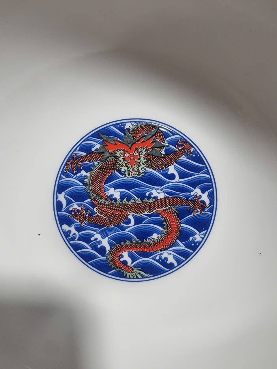 🔥 TÔ SỨ XƯƠNG CAO CẤP – RỒNG VÀNG UY NGHI 🔥 Tôn vinh vẻ đẹp truyền thống kết hợp tinh hoa hiện đại, tô sứ xương họa tiết rồng nền vàng là lựa chọn hoàn hảo cho không gian bàn ăn sang trọng. ✨ Điểm nổi bật: Chất liệu sứ xương cao cấp: Mỏng nhẹ, bền chắc, độ thấu quang đẹp mắt, an toàn cho sức khỏe. Họa tiết rồng vàng quyền uy: Biểu tượng của tài lộc, thịnh vượng và sức mạnh – mang lại may mắn cho gia chủ. Nền vàng sang trọng: Tăng thêm vẻ đẳng cấp, nổi bật trong mọi bữa ăn. Men sứ láng mịn: Dễ vệ sinh, hạn chế bám bẩn, sử dụng lâu dài vẫn sáng đẹp. 🍜 Công dụng: Dùng đựng cơm, canh, món ăn hằng ngày Phù hợp tiếp khách, đãi tiệc cao cấp Làm quà tặng ý nghĩa, sang trọng 💎 Không chỉ là một chiếc tô – mà là biểu tượng của đẳng cấp và phong thủy. 👉 Sở hữu ngay để nâng tầm không gian ẩm thực của bạn!