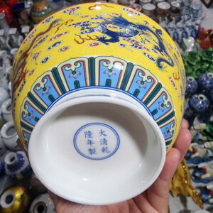 🔥 TÔ SỨ XƯƠNG CAO CẤP – RỒNG VÀNG UY NGHI 🔥 Tôn vinh vẻ đẹp truyền thống kết hợp tinh hoa hiện đại, tô sứ xương họa tiết rồng nền vàng là lựa chọn hoàn hảo cho không gian bàn ăn sang trọng. ✨ Điểm nổi bật: Chất liệu sứ xương cao cấp: Mỏng nhẹ, bền chắc, độ thấu quang đẹp mắt, an toàn cho sức khỏe. Họa tiết rồng vàng quyền uy: Biểu tượng của tài lộc, thịnh vượng và sức mạnh – mang lại may mắn cho gia chủ. Nền vàng sang trọng: Tăng thêm vẻ đẳng cấp, nổi bật trong mọi bữa ăn. Men sứ láng mịn: Dễ vệ sinh, hạn chế bám bẩn, sử dụng lâu dài vẫn sáng đẹp. 🍜 Công dụng: Dùng đựng cơm, canh, món ăn hằng ngày Phù hợp tiếp khách, đãi tiệc cao cấp Làm quà tặng ý nghĩa, sang trọng 💎 Không chỉ là một chiếc tô – mà là biểu tượng của đẳng cấp và phong thủy. 👉 Sở hữu ngay để nâng tầm không gian ẩm thực của bạn!